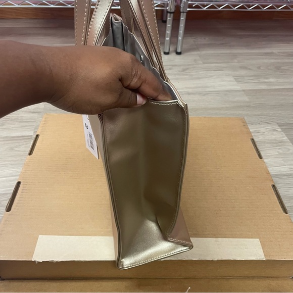 ✨✨Authentic Telfar Medium Metallic Gold Shopping Bag✨✨ - Picture 14 of 17